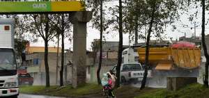 El puente peatonal que cruza la av. Sim&oacute;n Bol&iacute;var, a la altura del barrio Lucha de los Pobres, colaps&oacute; parcialmente el 13 de septiembre pasado.
