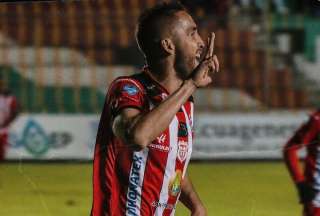 Jean Carlos Blanco festeja el segundo gol de Técnico Universitario frente al Gualaceo. 