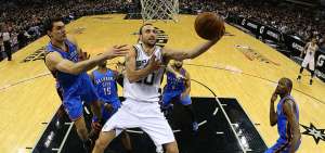 El argentino Manu Gin&oacute;bili, en 2007, con el equipo de los Spurs, en un duelo de la NBA ante el Oklahoma.