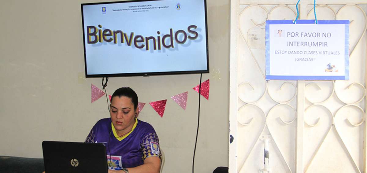 Emma Tovar, quien es profesora de Cultura F&iacute;sica de la unidad Soler Lux Dei, adecu&oacute; la sala de su departamento en un espacio para impartir los ejercicios.