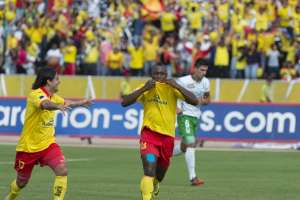 Jimmy Delgado (d.) celebra el tanto del empate ante Liga de Portoviejo. Foto: John Guevara/El Tel&eacute;grafo