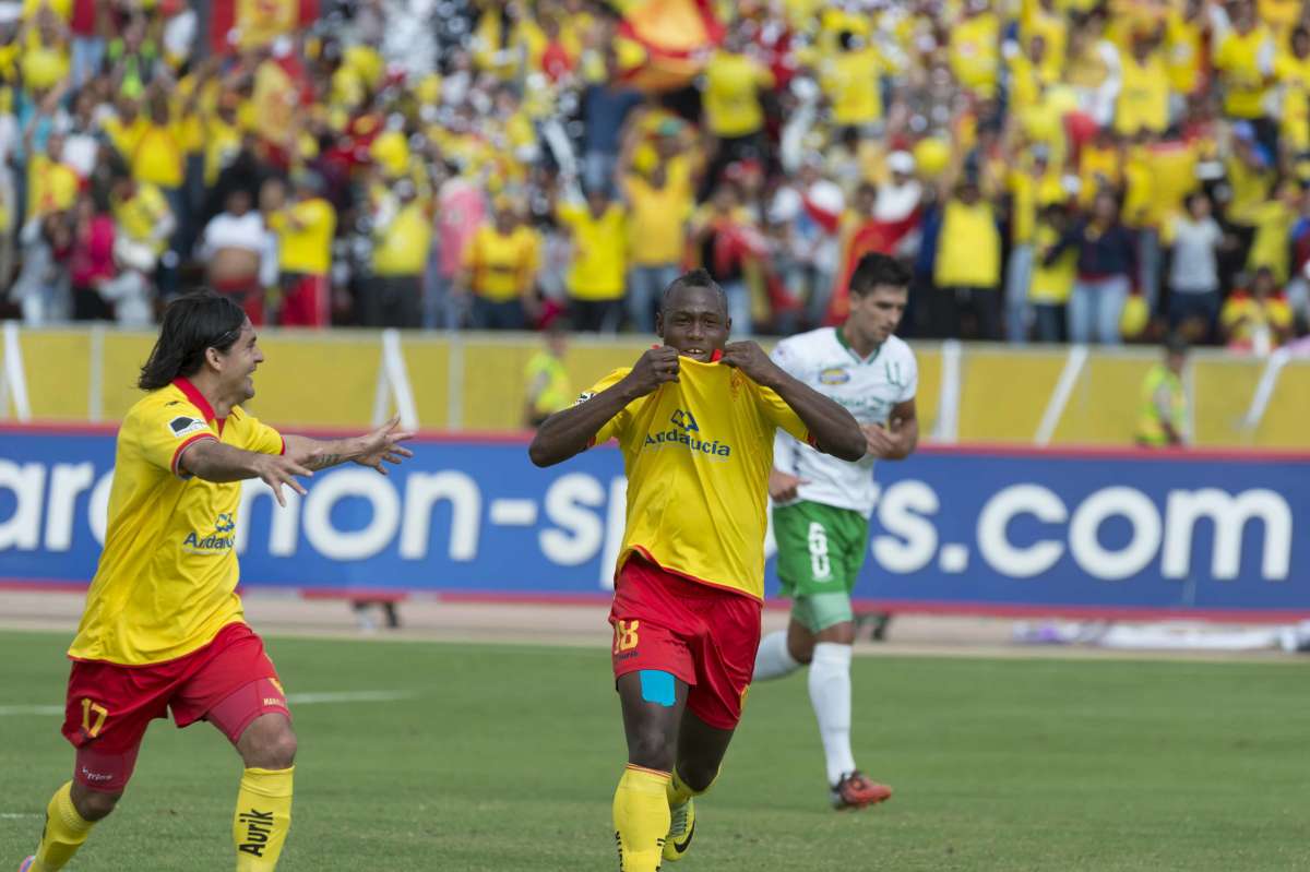 Jimmy Delgado (d.) celebra el tanto del empate ante Liga de Portoviejo. Foto: John Guevara/El Tel&eacute;grafo