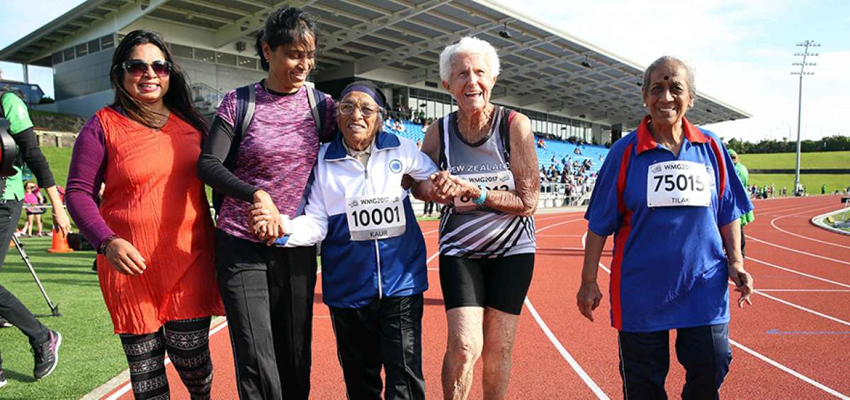Man Kaur (centro) gan&oacute; en abril pasado, en Auckland, el t&iacute;tulo de 100 metros en la categor&iacute;a de centenarios en los Juegos de Maestros. 