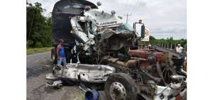 El tr&aacute;iler que choc&oacute; contra un bus en El Triunfo qued&oacute; destrozado.