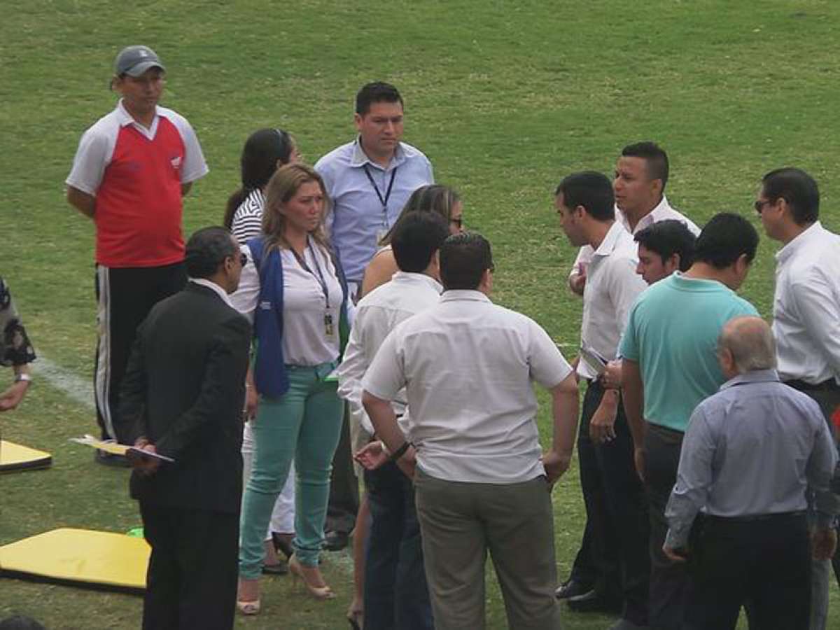 Agentes del Ministerio de Relaciones Laborales visitaron a los jugadores en la cancha alterna del estadio Monumental.
