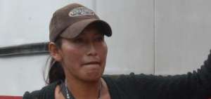 Patricia Guachabomza vende franelas y ambientadores para los conductores en la Av. Gran Colombia