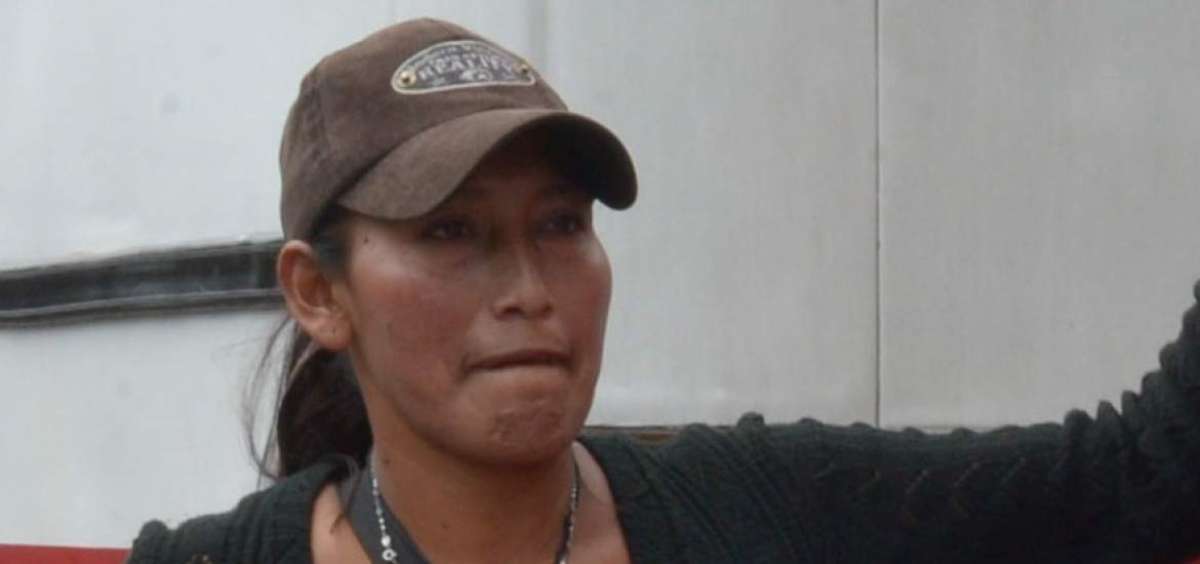 Patricia Guachabomza vende franelas y ambientadores para los conductores en la Av. Gran Colombia