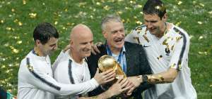 Deschamps celebr&oacute; euf&oacute;rico el t&iacute;tulo obtenido con Francia.