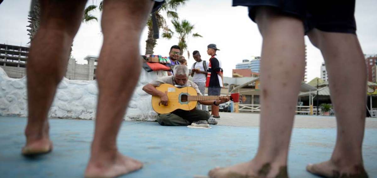 Alfonso llega a la playa a las 15:00, lo hace en bus, en la l&iacute;nea 5. Se queda en El Murci&eacute;lago hasta las 21:00.