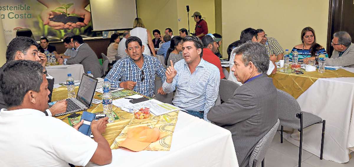 Los representantes de gremios agroproductivos integraron las mesas tem&aacute;ticas en la C&aacute;mara de Agricultura.