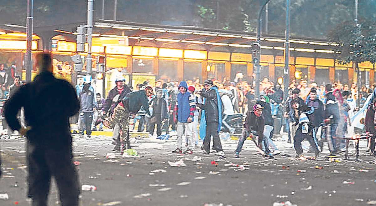 Un grupo de hinchas radicales se enfrenta a la polic&iacute;a despu&eacute;s de un partido de la Liga de F&uacute;tbol Profesional entre Deportivo La Coru&ntilde;a y el Levante. Foto: Internet.