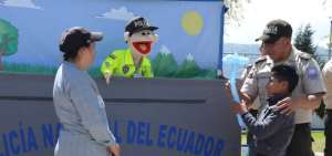 Los agentes policiales participaron en la jornada con los estudiantes.