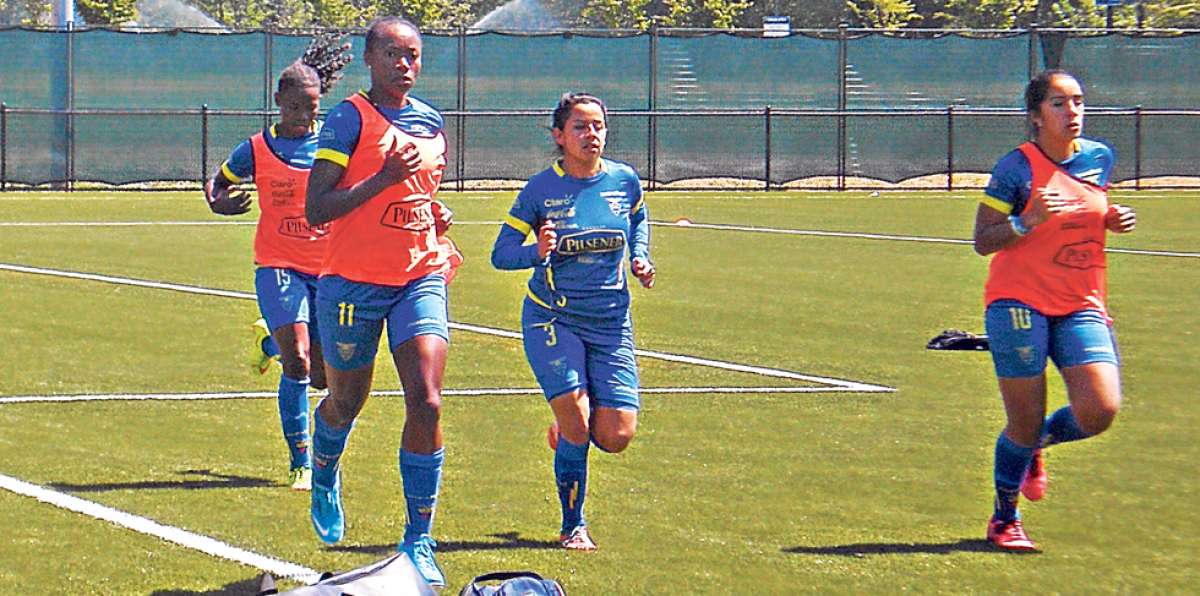 Carina Caicedo (izq.), Valeria Palacios (centro) y Ambar Torres, durante una pr&aacute;ctica en la cancha de la UBC. FOTOS: CORTES&Iacute;A DE CHRISTIAN BASANTES