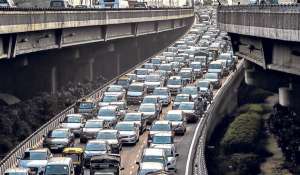 El parque automotor de las metr&oacute;polis se sit&uacute;a como la segunda causa del calentamiento global, pues emite casi 1.500 millones de toneladas de CO2 al a&ntilde;o. Foto: Archivo