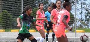 Evelyn Burgos (izq.) persigue a un grupo de jugadoras mucho mayores que ella durante un partido entre el Deportivo Santo Domingo y &Ntilde;a&ntilde;as, en Quito.