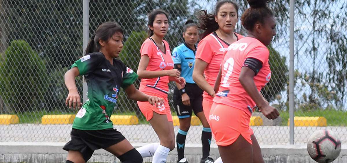 Evelyn Burgos (izq.) persigue a un grupo de jugadoras mucho mayores que ella durante un partido entre el Deportivo Santo Domingo y &Ntilde;a&ntilde;as, en Quito.