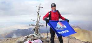 El deportista ecuatoriano Javier Rivadeneira en la cima del Chachani, a 6.075 msnm. 