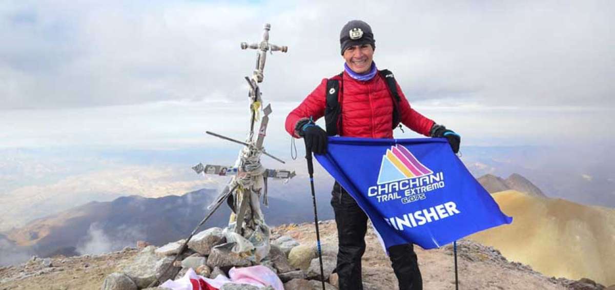El deportista ecuatoriano Javier Rivadeneira en la cima del Chachani, a 6.075 msnm. 