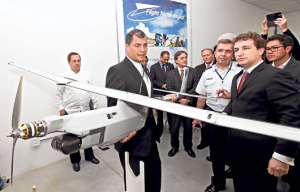 El presidente Rafael Correa visit&oacute; las instalaciones de la empresa brasile&ntilde;a Embraer, que se dedica a la fabricaci&oacute;n de aeronaves. Foto: Cortes&iacute;a / Presidencia de la Rep&uacute;blica.
