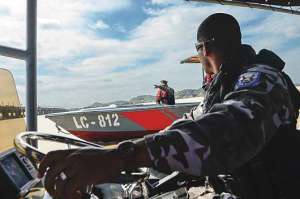 Miembros de la Armada y Polic&iacute;a se dirigen hacia el cant&oacute;n Samborond&oacute;n.  Foto: William Orellana | El Tel&eacute;grafo