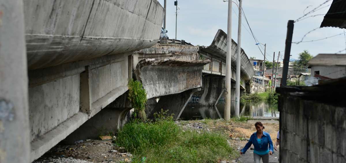 El puente de la G fue construido a finales de la d&eacute;cada de 1980 en la Alcald&iacute;a de Jorge Perrone.