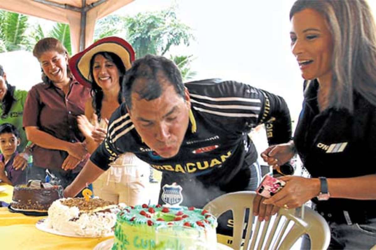 Previo al Enlace Ciudadano, el presidente Rafael Correa recibi&oacute; un agasajo por su cumplea&ntilde;os. El Mandatario cumple hoy 51 a&ntilde;os. Foto: Cortes&iacute;a |  Presidencia de la Rep&uacute;blica