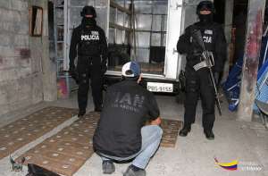 Los sospechosos fueron aprehendidos en flagrancia, cuando extra&iacute;an de una camioneta 142 paquetes cubiertos con cinta de embalaje. Foto: Ministerio del Interior 