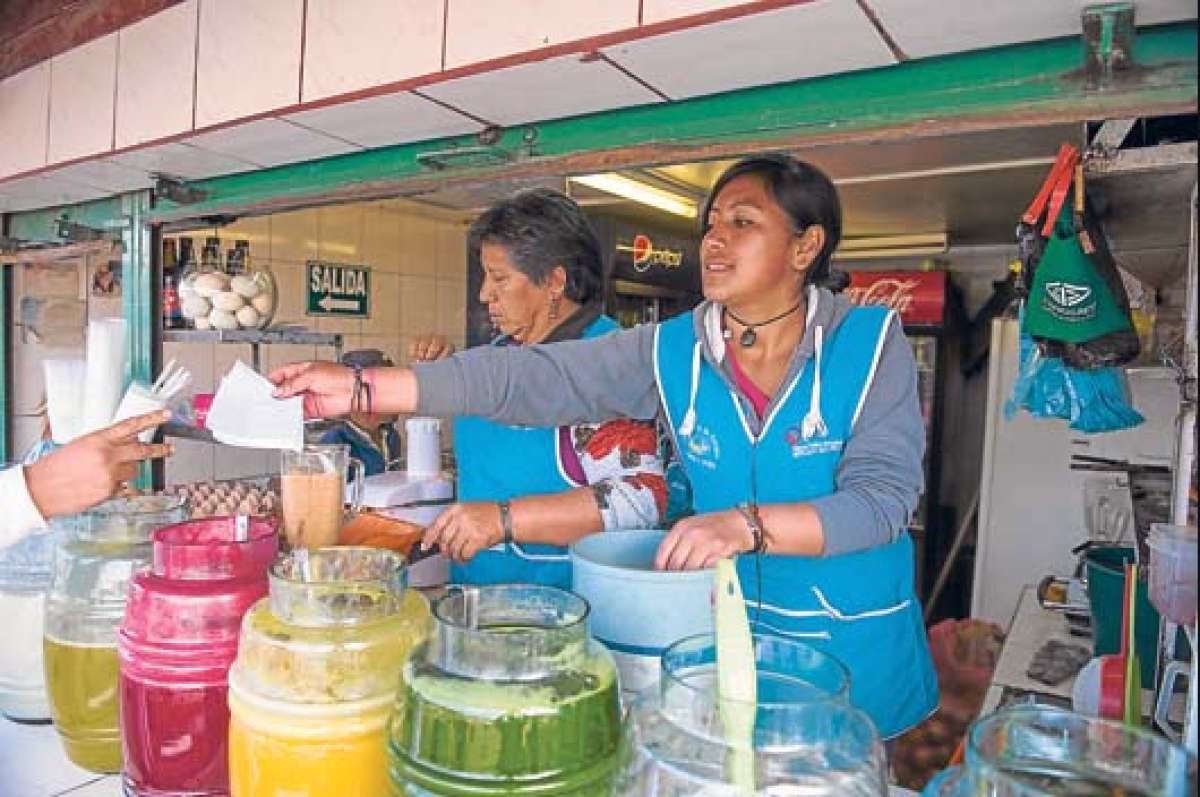 Martha Toaquiza (17 a&ntilde;os) se titul&oacute; pese a tener horarios extensos de trabajo. Labora en un puesto de jugos. Foto: FERNANDO SANDOVAL/EL TEL&Eacute;GRAFO