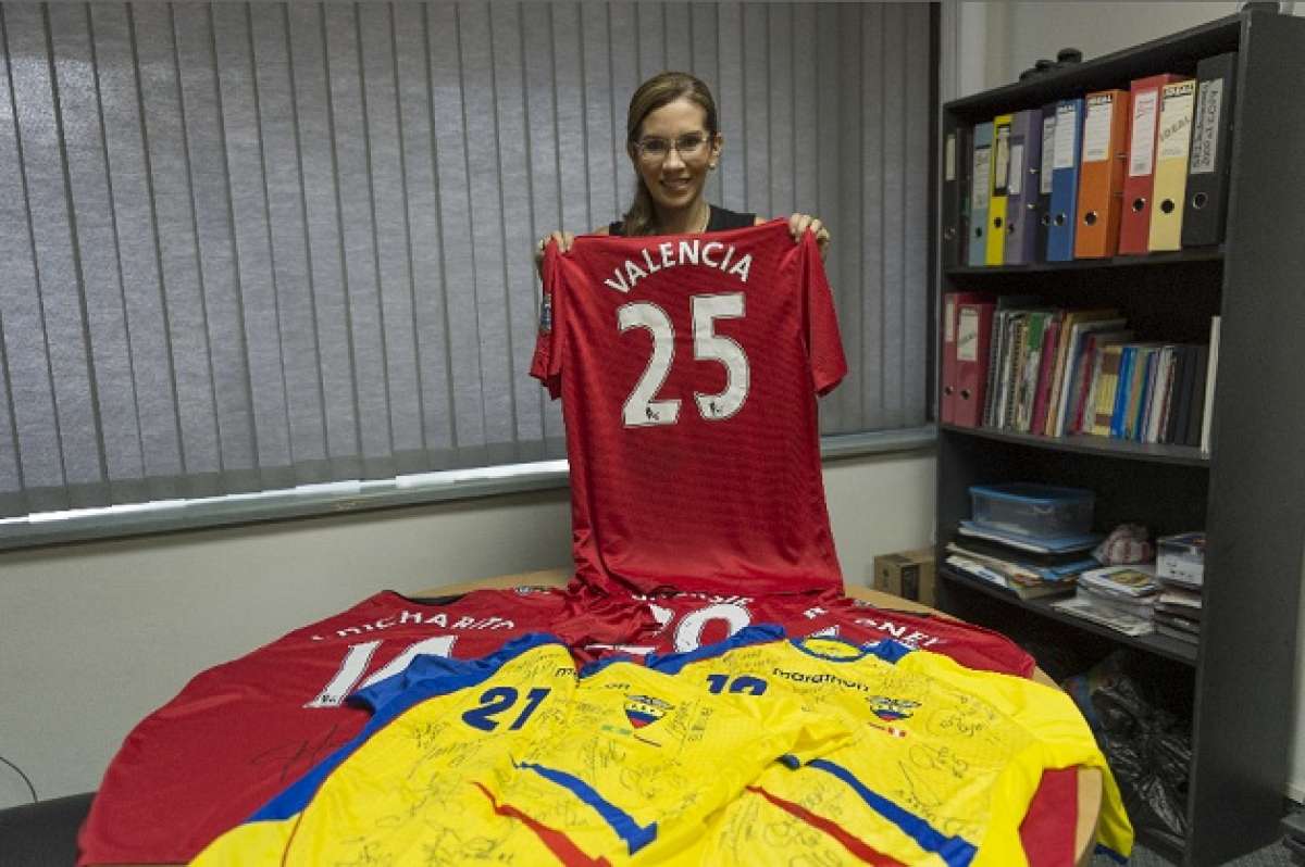 Luc&iacute;a Tr&aacute;vez, presidenta de la FEOI, exhibe la camiseta de Antonio Valencia que subastar&aacute; este s&aacute;bado. Foto: Fernando Sandoval/ EL TEL&Eacute;GRAFO.