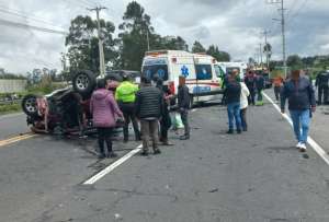 Tres carros colisionaron en la Panamericana Sur, en el cantón Mejía.