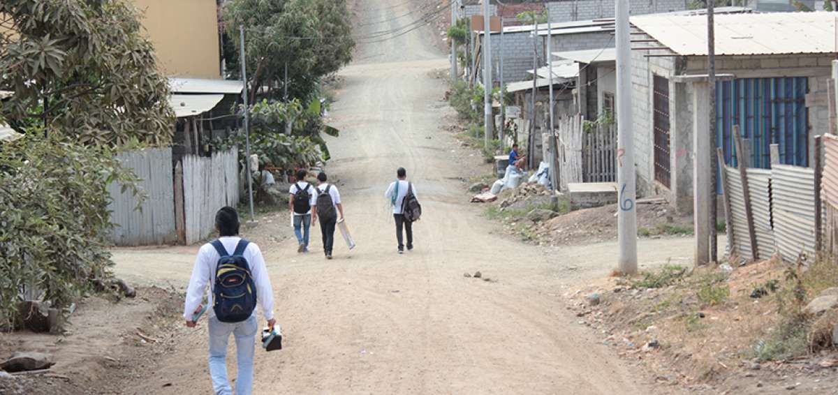 Los alumnos de la Espol visitan la cooperativa Promesa de Dios en Monte Sina&iacute;.          