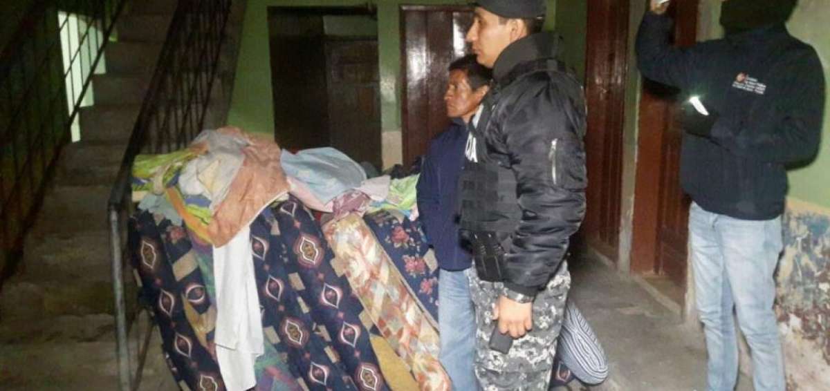 Retiran colchones viejos de los prost&iacute;bulos en Tulc&aacute;n