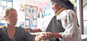En este centro de salud laboran alrededor de 9 m&eacute;dicos ind&iacute;genas y voluntarios de la comunidad. En la medicina tradicional se contempla el parto intercultural. Foto: sarafiranek29.wordpress.com