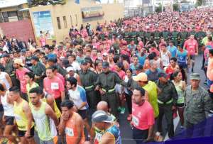 Los atletas inscritos en la 10K Ruta de los 3 Juanes recorrerán las calles principales de Ambato.