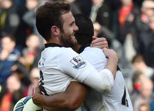 El To&ntilde;o celebra junto a Mata uno de los tantos del atacante espa&ntilde;ol. Foto: Agencia AFP