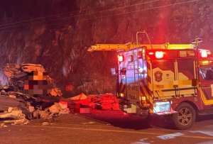 Personal de emergencia realiza labores de limpieza tras el accidente en la v&iacute;a Pifo&ndash;Papallacta.