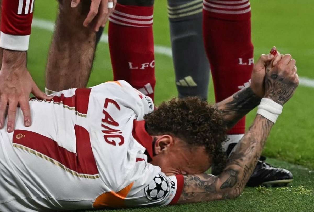 Lang sufri&oacute; un corte profundo en el dedo