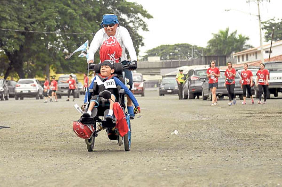 La &uacute;ltima competencia en la que Ignacio Mu&ntilde;oz y David, de 13 a&ntilde;os, participaron fue la organizada por la Cruz Roja en Guayaquil. Padre e hijo se ubicaron entre los 10 primeros lugares. Foto: Pilar Vera |  El Tel&eacute;grafo.
