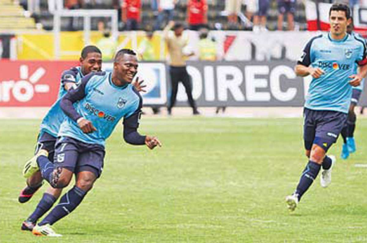 El goleador de Universidad Cat&oacute;lica, Armando Wila, festej&oacute; el primer gol de penal ayer. Foto: api