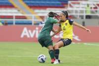 Karen Flores (der.), de Ecuador, arrancó como titular ante Bolivia