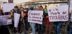 Una treintena de trabajadores de la empresa municipal de transporte de pasajeros protest&oacute;, la ma&ntilde;ana de ayer, afuera de la estaci&oacute;n La Magdalena.
