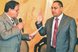 El gobernador del Azuay, Humberto Cordero, fue el encargado de tomar juramento al nuevo funcionario.