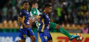 Felipe Aguilar (c) de Atl&eacute;tico Nacional disputa un bal&oacute;n con Fernando Arismendi (d) de Delf&iacute;n este mi&eacute;rcoles durante un partido de la Copa Libertadores realizado en el estadio Atanasio Girardot en Medell&iacute;n.
