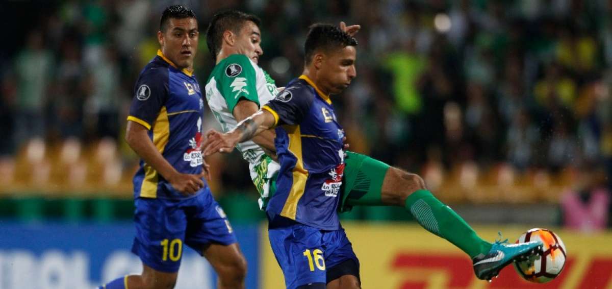 Felipe Aguilar (c) de Atl&eacute;tico Nacional disputa un bal&oacute;n con Fernando Arismendi (d) de Delf&iacute;n este mi&eacute;rcoles durante un partido de la Copa Libertadores realizado en el estadio Atanasio Girardot en Medell&iacute;n.