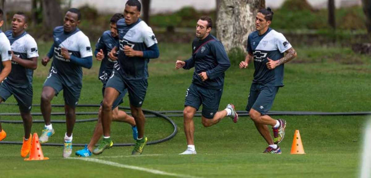 Brahian Alem&aacute;n (segundo de derecha a izquierda) se entren&oacute; ayer junto a la plantilla de Liga en Pomasqui.