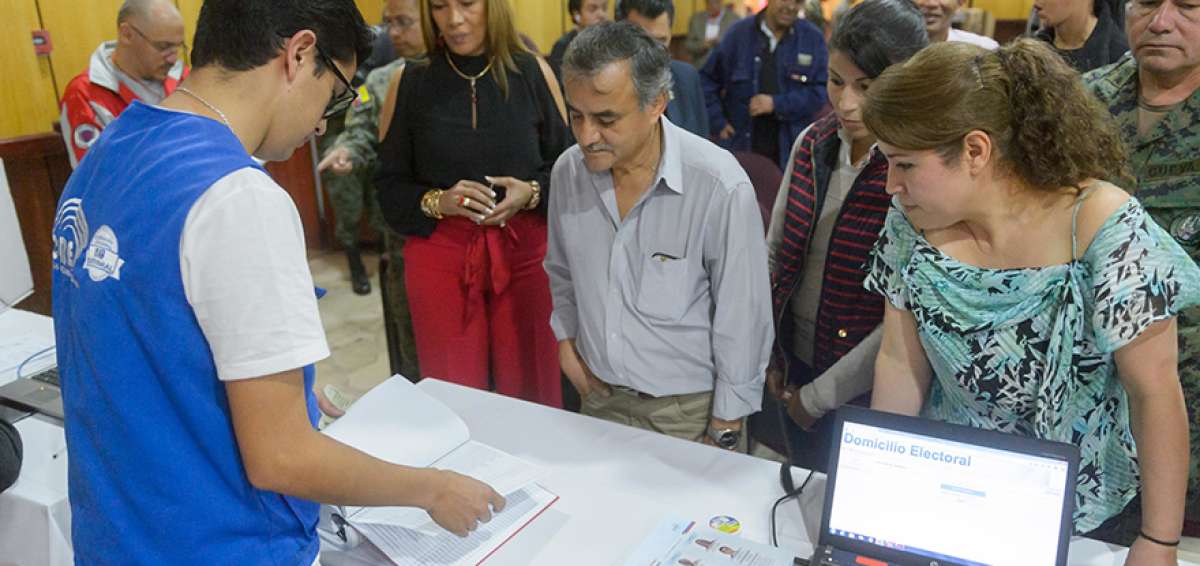 &rarr;Momento en que se constat&oacute; que el nombre de Luc&iacute;a Vallecilla (rojo) no constaba en el padr&oacute;n. Los comicios deb&iacute;an terminar a las 17:00 de ayer.