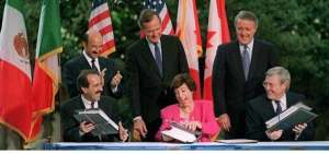 Imagen de archivo de 1994 cuando los gobiernos de Estados Unidos, M&eacute;xico y Canad&aacute; firmaron el Tratado de Libre Comercio de Am&eacute;rica del Norte (TLCAN)