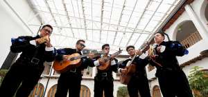 Las tunas universitarias en Ecuador mantienen el atuendo tradicional y sus integrantes muestran la habitual pose de trovadores.