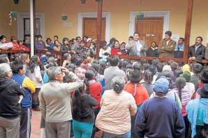 Los comerciantes formales se reunieron con las autoridades municipales para hallar soluciones a corto plazo que les beneficie a ellos. Foto: Janeth Osorio / El Tel&eacute;grafo