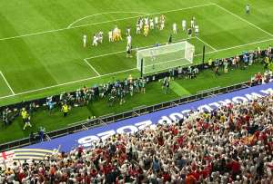 Hinchas ingleses corearon &lsquo;Wonderwall&rsquo; para la selecci&oacute;n de Inglaterra tras su triunfo. 